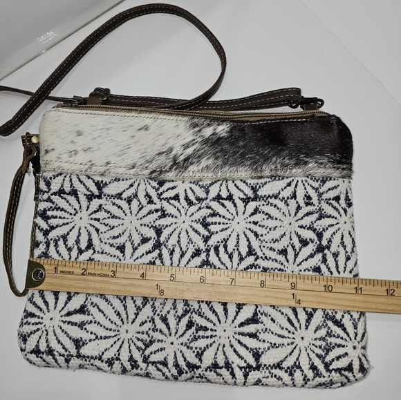 Myra Crossbody, Stylish Crossbody Bag with Patterned Design - Picture 5 of 8